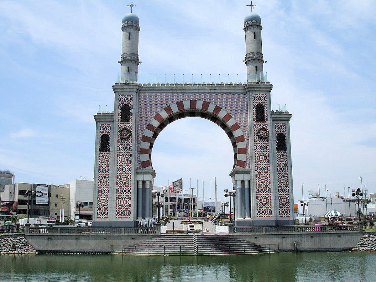 Chinese Arc in the middle of the Park